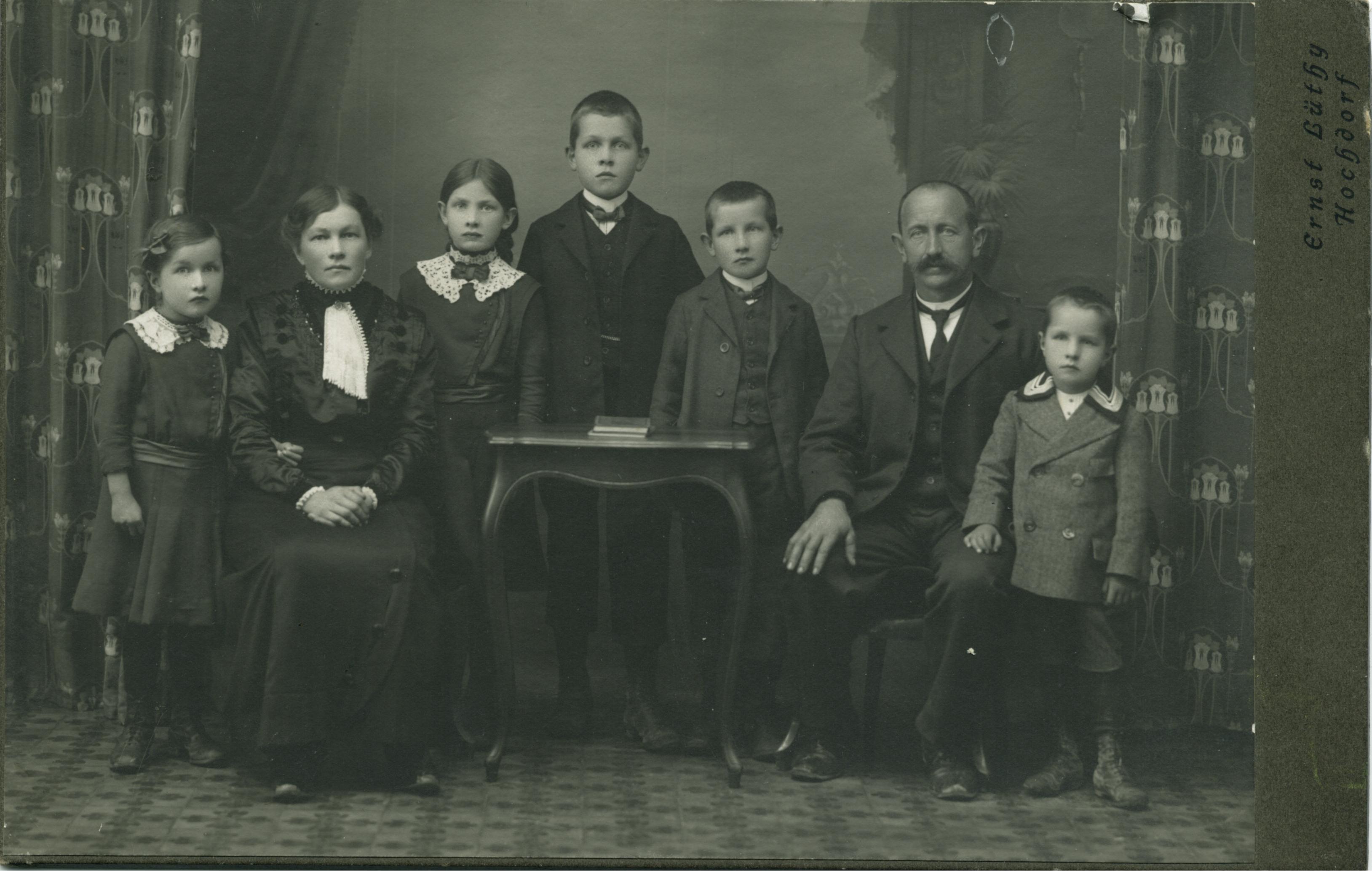 Grandparents and young family 1917